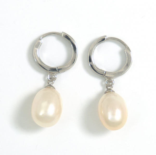 Runde Kreolen mit 8,5mm tropfenförmigen Perlen in Weiß