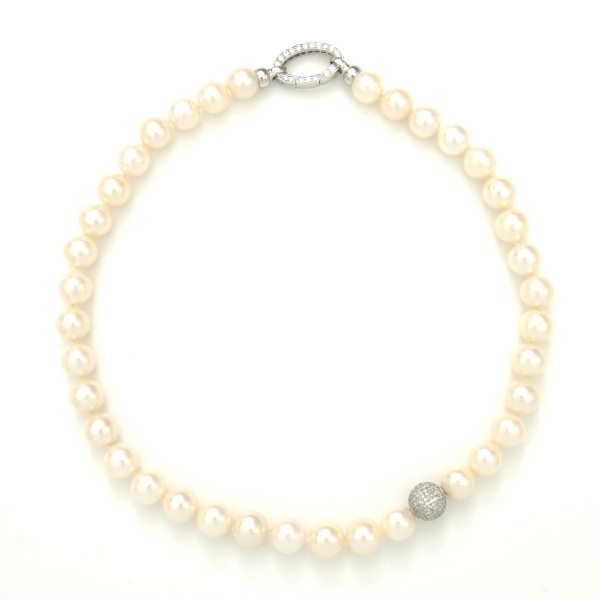 Perlenkette in Weiß mit 11 mm Perlen und einer funkelnden Weißgold-Kugel