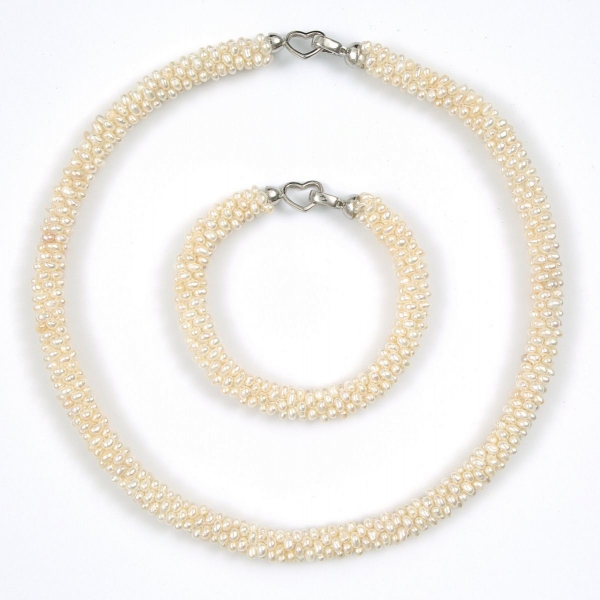 Geflochtene Halskette und Armband in Weiß mit 3-4 mm Perlen