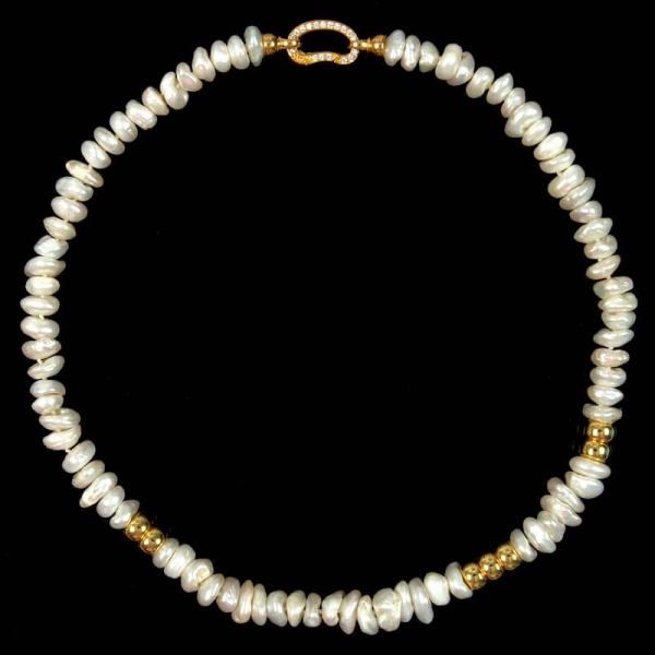 Keshi Perlenkette in Weiß mit vergoldeten Preziosen